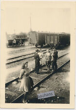 Foto aus Nachlass Panzer Rgt.8 Böblingen Soldaten, Frauen, Bahnhof (5236a)