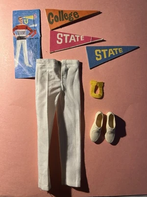 Zapatos y zapatos de tenis blancos vintage Mattel Ken’s Campus Hero #770 fieltro “U”, 2 Foto 1 de 2