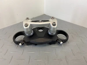 TRIUMPH SPEED TRIPLE 1050 RS 2018 UPPER TOP FORK YOKE BRIDGE CLAMP RISERS - Picture 1 of 9
