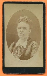 CDV La Crosse, WI, Ritratto di giovane donna, di Lathrop, timbro posteriore anni 1870 circa - Foto 1 di 3