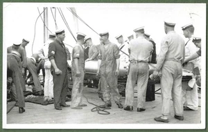 Marineros de la Royal Navy trabajando en un torpedo. HMS Royal Sovereign, foto real 1931. - Imagen 1 de 2