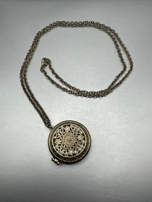 Collar largo tono dorado medallón colgante estrás filigrana cierre magnético (M) Foto 1 de 4
