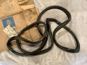 NOS 1960-65 Ford Falcon & Mercury Comet 2-4 Door Front Windshield Gasket - Bild 1 von 2