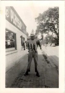 Foto encontrada de hombre con cordón de pescado escena callejera en blanco y negro vernácula década de 1950 - Imagen 1 de 1