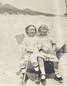 Linda niña de la década de 1910 sosteniendo bandera estadounidense y niño con pala foto para niños P21i20 - Imagen 1 de 16