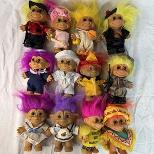 Lotto 12 bambole Russ Troll vintage anni 90 personaggi capelli nostalgici collezione giocattolo + abiti - Foto 1 di 11