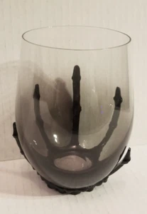 Copa de vino transparente sin tallo Way to Celebrate con mano de esqueleto negro - Imagen 1 de 3