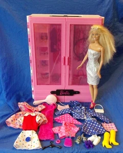 Barbie von Mattel Fashionista Ultimate Schrank mit Puppe & 5 Outfits & Zubehör  - Bild 1 von 9