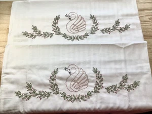 Handbestickte Kissenbezüge Queen Size neu kreiert Schwan Design NEU Paar - Bild 1 von 3