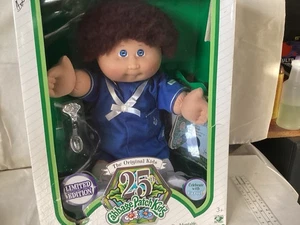 Cabbage Patch Bambini 25° Anniversario Edizione Limitata Argento/Cucchiaio Nuovo  - Foto 1 di 14