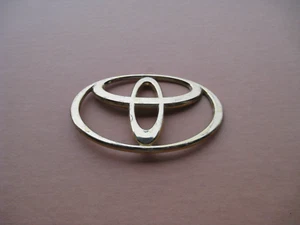 00 01 02 03 04 TOYOTA AVALON REAR LID GOLD EMBLEM LOGO BADGE SIGN SYMBOL A45672 - Bild 1 von 6