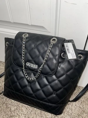 Mochila de mano mediana bordada con logotipo acolchado GUESS Illy negra imitación cuero Foto 1 de 2