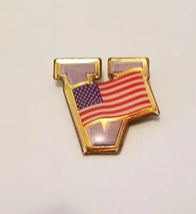 V FOR VICTORY PIN W/ AMERICAN FLAG - Foto 1 di 3