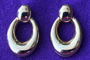 Pendientes colgantes de aro oblongos tono dorado de moda con cierre trasero - Imagen 1 de 2