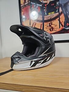 Fox Racing V2  Motocross Helmet BLACK AND WHITE SIZE L