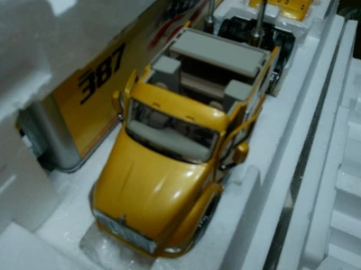 Franklin Mint 1/32   Peterbilt Model 387 Tractor W/ Trailer YELLOW TITLE AND BOX - Image 1 of 4
