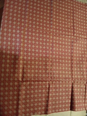 Copos de nieve metálicos dorados y tostados sobre tela roja sin marca, 29"x45" de ancho y 14,5x20"  Foto 1 de 4