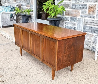 XLNT Near Mint Lane Mid Century MCM Cedar Chest w/ Tags, Lock Removed - Image 1 of 4