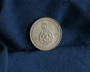 2001 Thailand 20 Baht Coin King Bhumibol Adulyadej Rama IX & VII Civil Service - Picture 1 of 2
