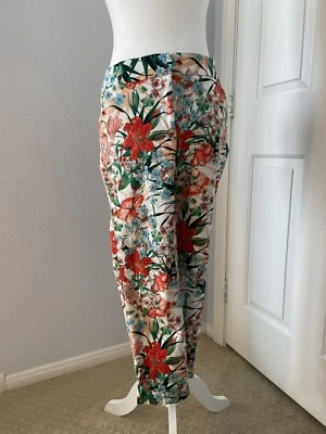 XOXO womens capri pants White floral design size 7/8 Elastic waistband taper leg - Image 1 of 4