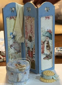 Casa de Muñecas Miniatura Beatrix Potter Pantalla de Vestidor y Sombrero Caja/Sombrero - Hecho a Mano - Imagen 1 de 4
