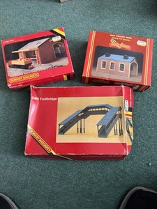 3 Hornby Railways Kits: R506 Goods Shed / R504 Engine Shed / R187 GWR Footbridge - Picture 1 of 5