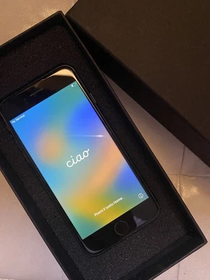 Apple iPhone 8 - 64GB - Grigio Siderale (Sbloccato) capacità batteria 69% - Immagine 1 di 3