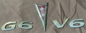 PONTIAC G-6 V-6 ROJO MALETERO FLECHA LOGOTIPO ADORNO EMBLEMA TRASERO OEM 2005-2010 Cromo - Imagen 1 de 12