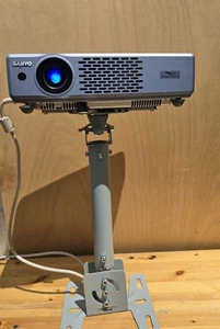 SANYO PLC-XU48 Projector Beamer XGA 3LCD 3000 LUMENS VGA, Preis Verhandelbar - Afbeelding 1 van 17