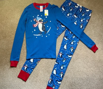 Novo com etiquetas Mini Boden 14 meninos crianças L/S pijama azul pinguim patinação no gelo PJs $49 - Imagem 1 de 4