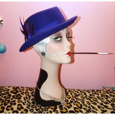 复古紫色羊毛教堂帽带羽毛肯塔基德比海报复古摇滚 — 第 1/4 张图片