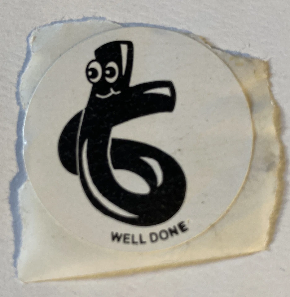 复古 20 世纪 80 年代 1.5 英寸圆形划痕 n 嗅黑色甘草贴纸 — 第 1/1 张图片