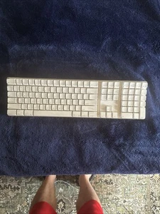 Apple Magic Keyboard - Picture 1 of 3