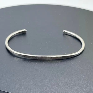 Bracciale in argento sterling martellato sottile piccolo delicato minimal - Foto 1 di 8