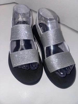 Sandalias para mujer Bebe Atena plateadas brillantes banda elástica - brillantes y cómodas | talla 7 Foto 1 de 4