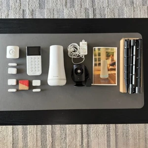 SimpliSafe Home Security System with HD Camera (7 Pieces) Preowned - Picture 1 of 3