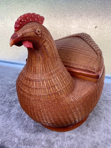 Vintage Chinese Wicker Hen Basket With Lid Shanghai Collection 9.75”H Cover