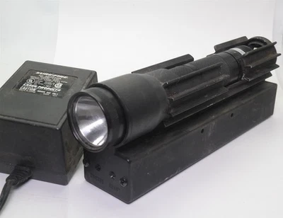 Linterna y cargador SUREFIRE 9N (necesita batería nueva) - Imagen 1 de 4