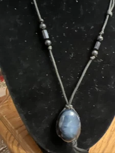 Vintage Kordelkette mit schwarzen Perlen und marineblauem Stein. Sehr hübsch! N1034 - Bild 1 von 5