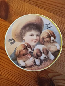 Porta bigiotteria ragazzo + tre cuccioli plastica gialla vintage contenitore tondo 4,5" - Foto 1 di 6