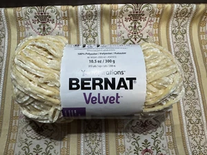 Madeja de hilo de terciopelo Bernat suave amarillo sol terciopelo 10,5 OZ - Imagen 1 de 7
