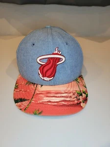 Cappello Miami Heat New Era Hardwood Classics Palm Tree Strapback Tropical Chambray - Foto 1 di 10