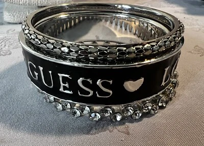 Juego de 3 brazaletes Guess, estrás, tono plata  Foto 1 de 4