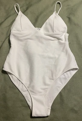 NUEVO CON ETIQUETAS TRAJE DE BAÑO "H&M" BLANCO ACANALADO DE UNA PIEZA PARA MUJER S pequeño MUY BONITO NUEVO $29.99 Foto 1 de 4