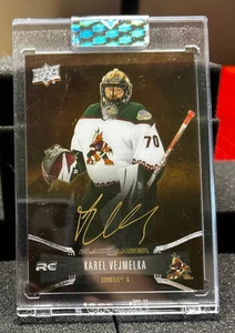 21-22 UD Clear Cut Hockey Karel Vejmelka Black Amber Rookie Auto RC #BA-KV - Bild 1 von 2