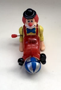 Rare Vintage small Wind Up Clown Toy, Working Spinning Ball Juggler 7cm length - Picture 1 of 5