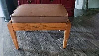 Taburete vintage banco otomano vinilo superior patas de madera  Foto 1 de 4