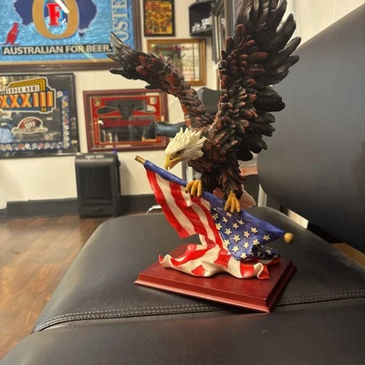 Colección Montefiori Águila sosteniendo bandera americana en un árbol escultura Foto 1 de 4