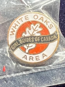 GIRL GUIDES OF CANADA WHITE OAKS AREA ENAMEL PIN BADGE NEW IN PACKET - Picture 1 of 3