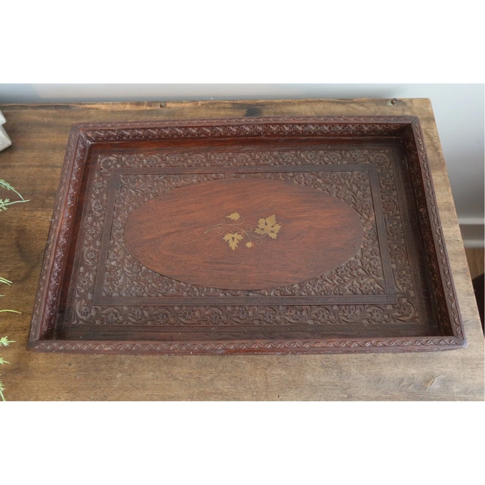 Bandeja de madera india tallada a mano con incrustaciones de hojas de latón y diseño floral  Foto 1 de 4
